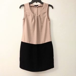 GAP Beige & Black Pleated Front Sleeveless Shift Dress